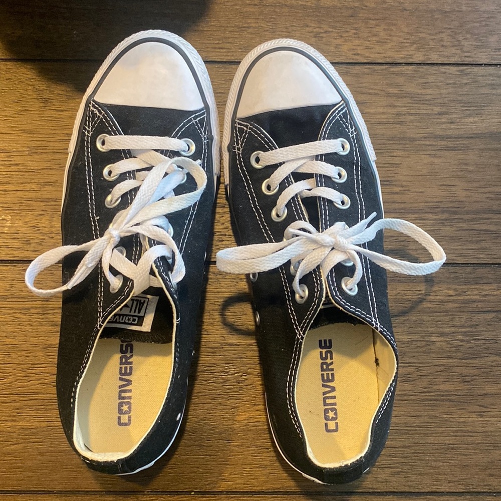 Black and white woman’s size 9!!